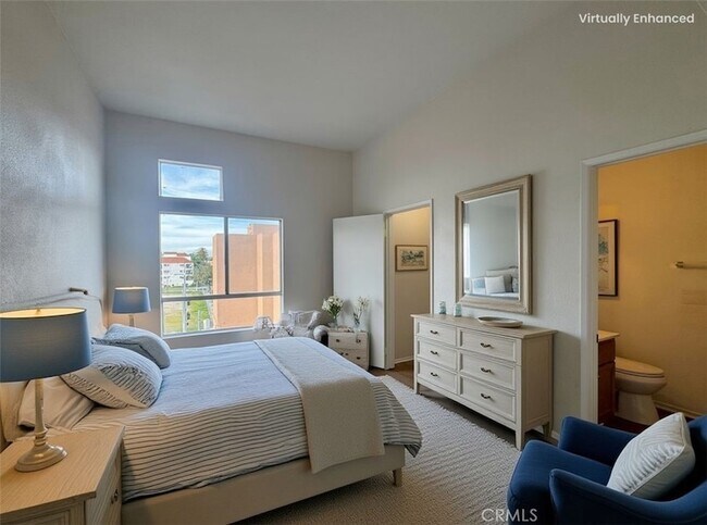 Building Photo - 450 E 4th St