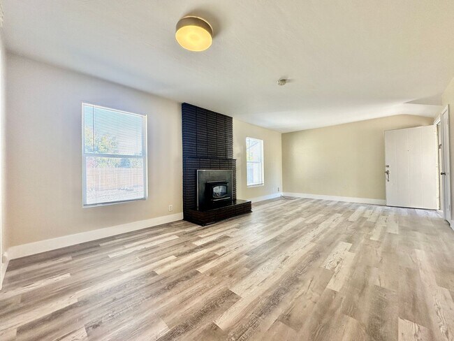 Building Photo - Charming 2-bedroom, 1-bathroom house