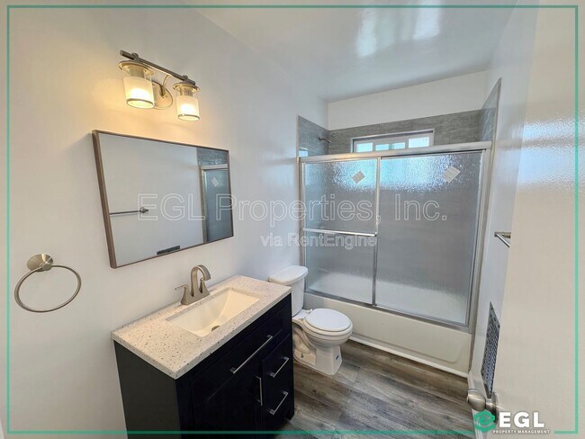 Building Photo - 1006 N Orange Grove Ave