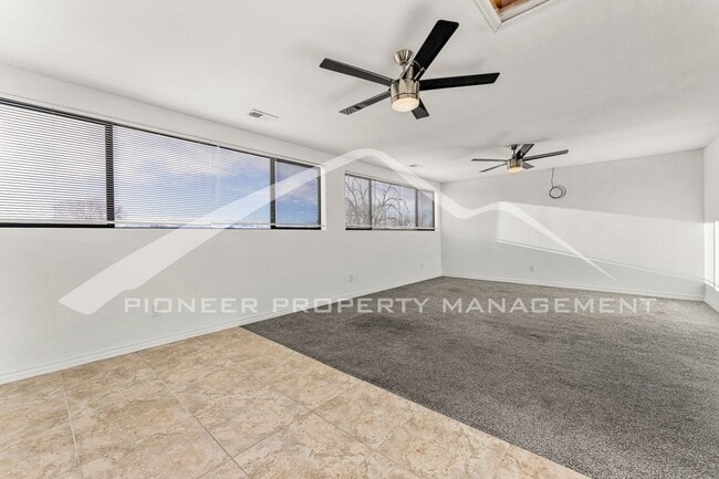 Building Photo - Upper Level Half Duplex with Central A/C and In-Unit Laundry