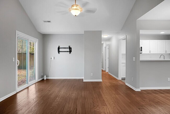 Building Photo - Charming 3 Bedroom 2 bathroom ready for you to call home!