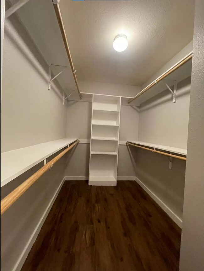 Building Photo - Spacious 4X2 North Loop Duplex