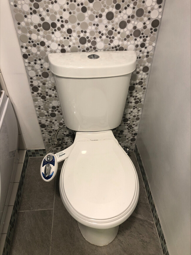 bidet in master bathroom - 7130 Stansbury Ave