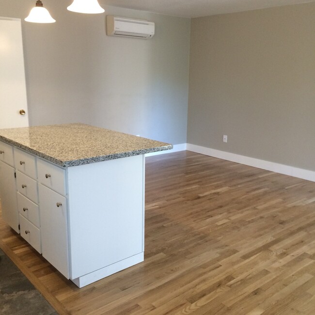 Building Photo - Super cute top level 1 bed w/ washer/dryer...