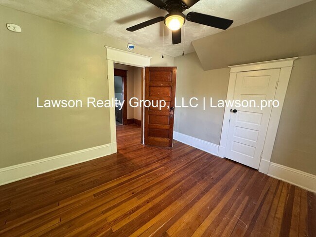 Building Photo - Three Bedroom Home - Walking Distance to G...