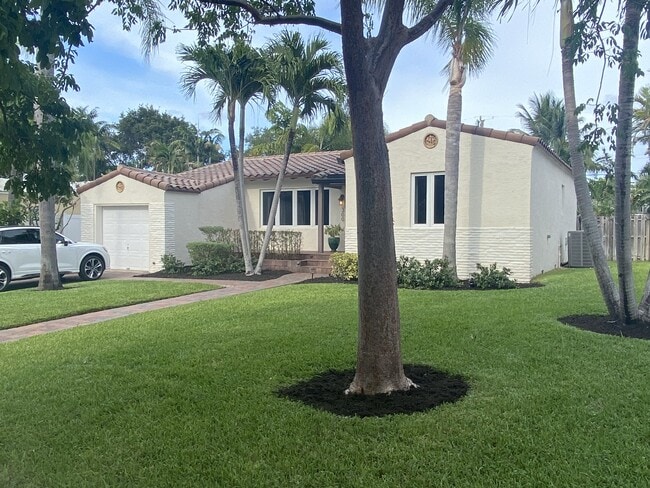 Building Photo - 300 NE 17th Ave