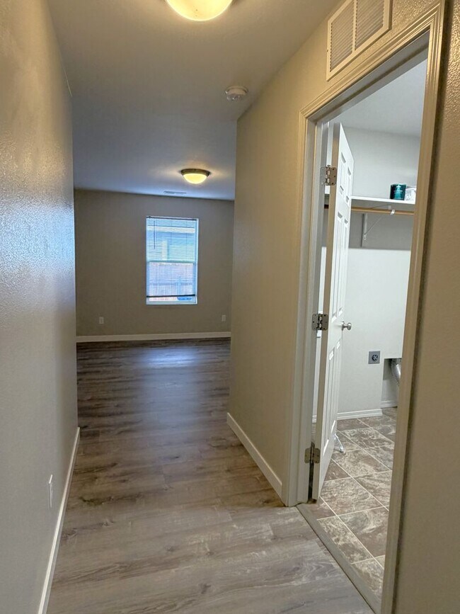 Building Photo - Beautiful 3 bed 2 bath home with flex room in Nampa just off Ustic and Middleton