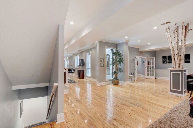 Building Photo - 22 W Ontario St