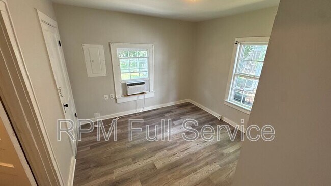 Building Photo - 423 Maple St