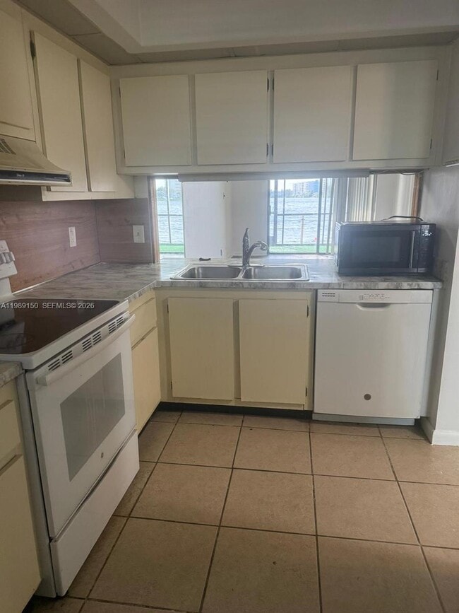 Building Photo - 109 Lake Emerald Dr