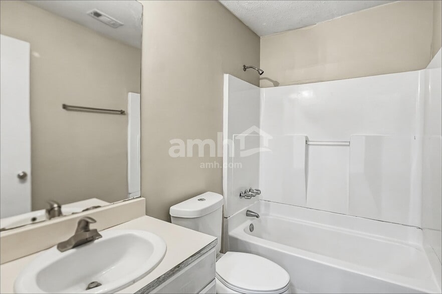 Building Photo - 1500 Chalet Cir