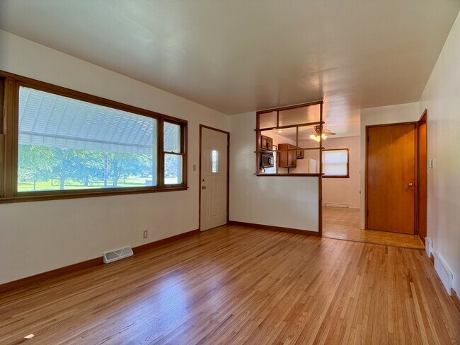 Building Photo - 1523 Margaretha Ave