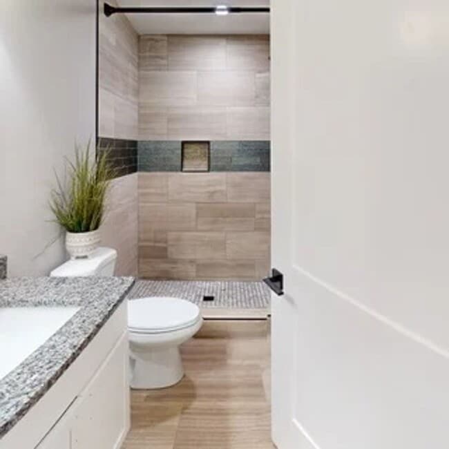 Building Photo - Renovated 8BR/6BA Home Near UTK | $1,290/B...