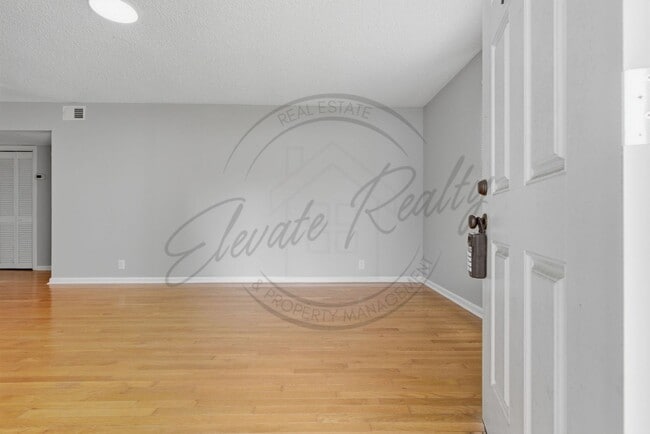 Building Photo - Two Bedroom Duplex in Hermitage with Back Deck!