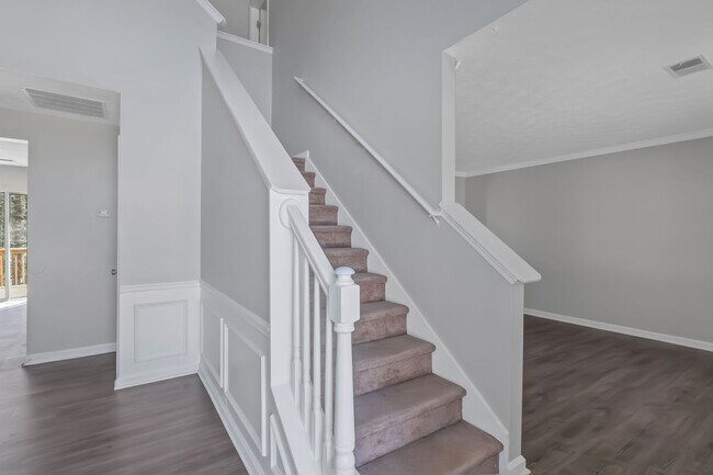 Building Photo - Spacious and inviting
