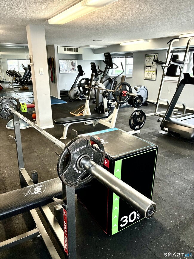 Building Photo - 893 Farmington Ave