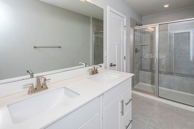 Building Photo - 2410 Lenox Dr