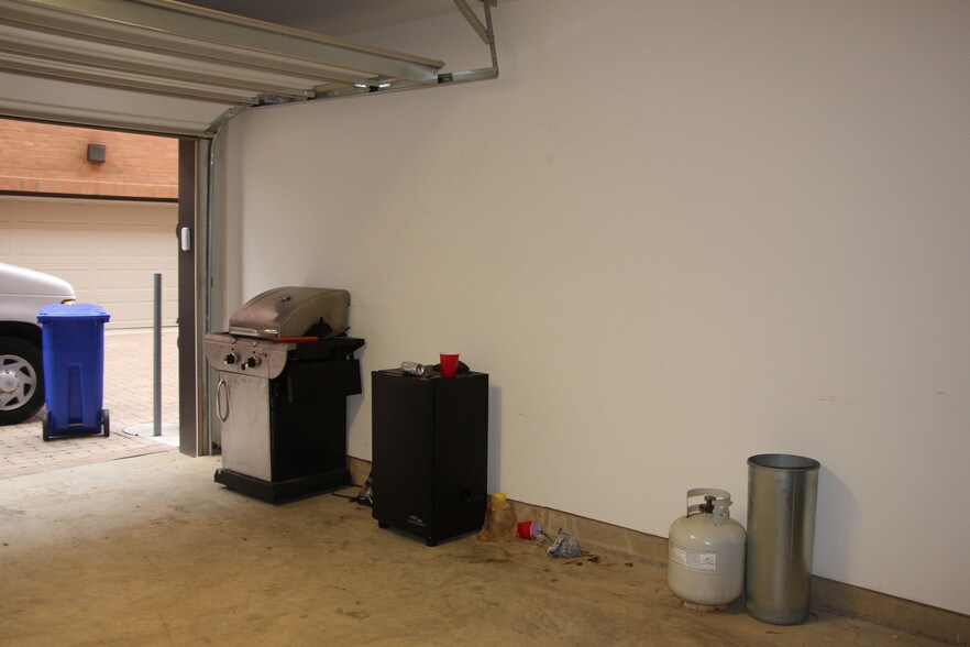 Building Photo - 914 N Buchanan St