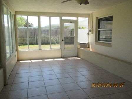 Building Photo - Gorgeous 3 Bedroom Beachside Home!
