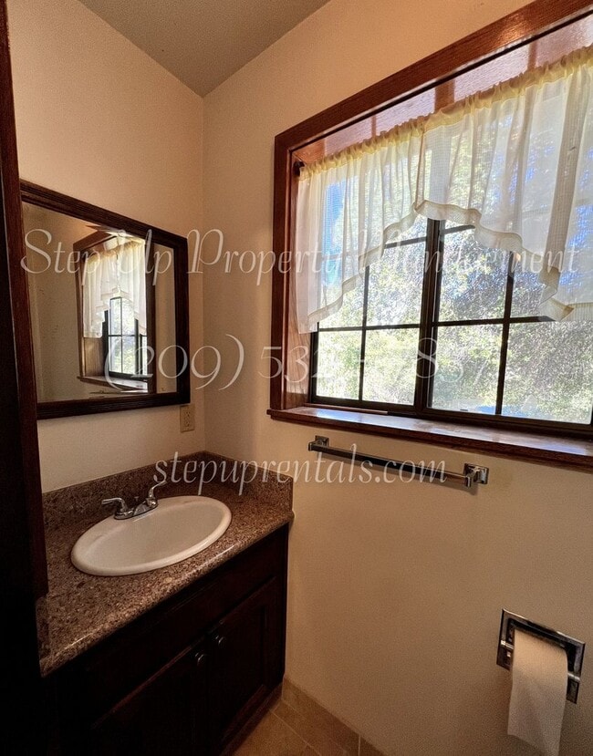 Building Photo - 2 Bedroom 2 Bath Home With Bonus Room off Racetrack!!!!