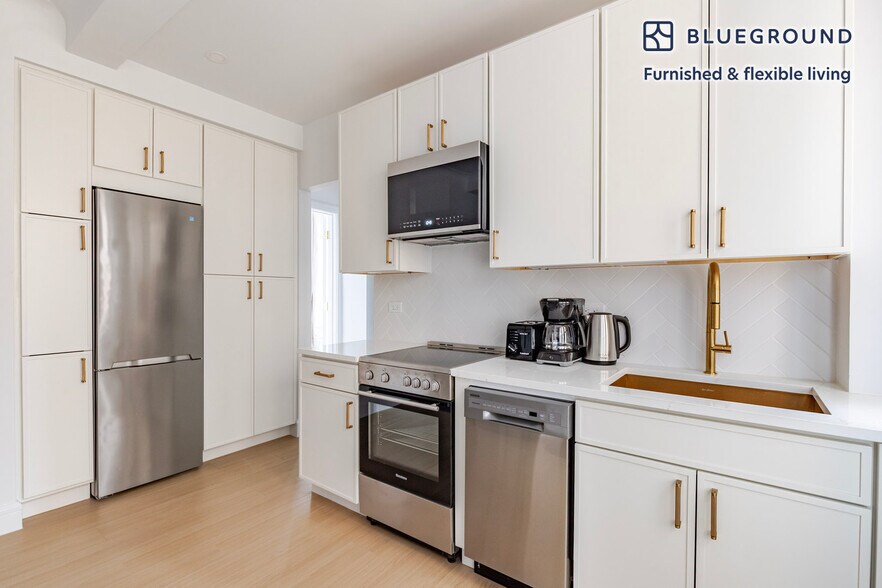 Building Photo - 244 W 72nd St