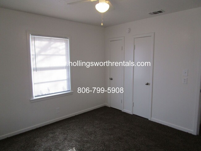 Building Photo - 3 Bedroom, 2 Baths, 2 living rooms with ex...