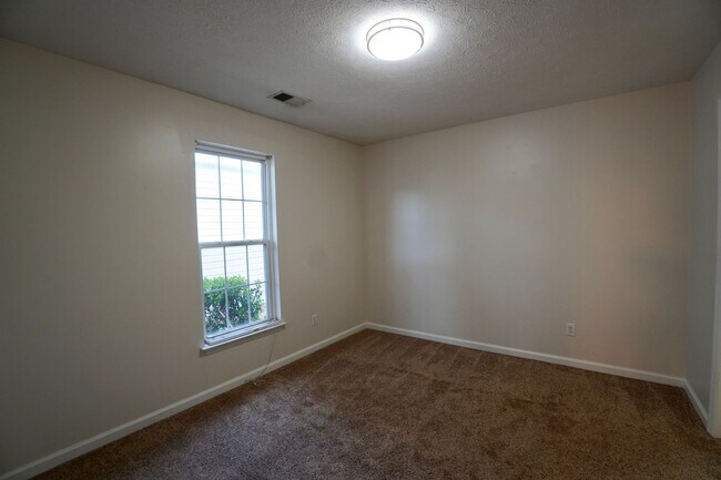 Building Photo - NICE One Level Nashville Area Home Near Lakes and Airport!