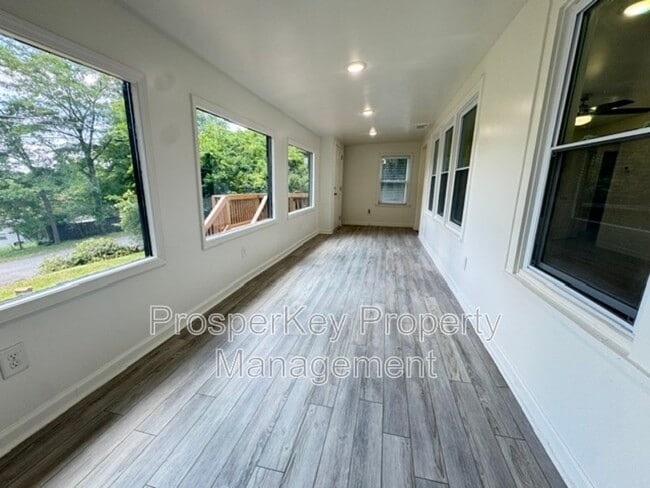 Building Photo - 2353 Agnes Dr