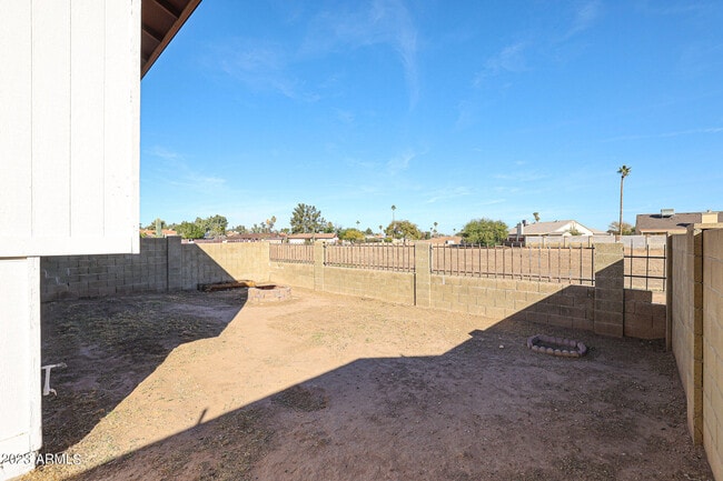 Building Photo - 10024 W Sells Dr