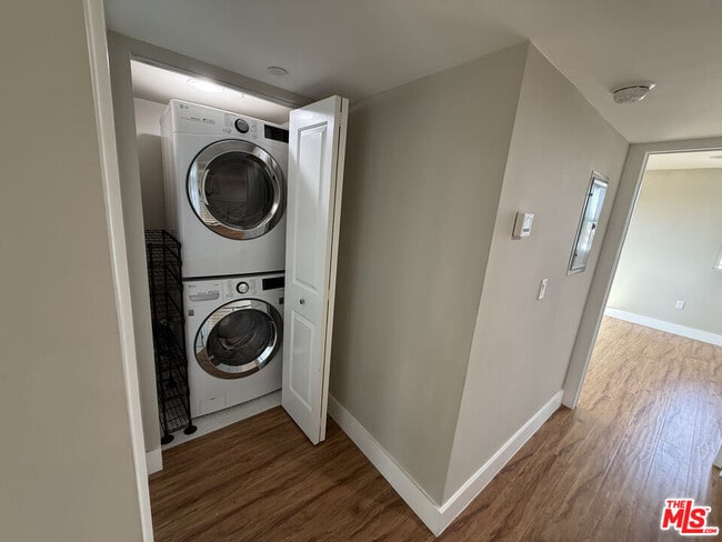 Building Photo - 2303 1/2 Hauser Blvd