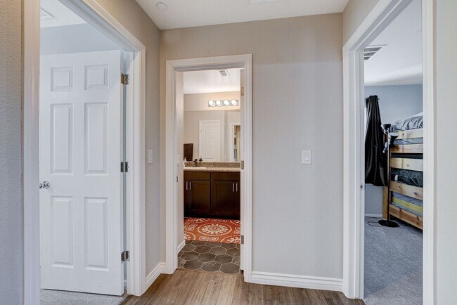 Building Photo - Stunning 3 Bed Home with Loft, Den & Upgraded Kitchen