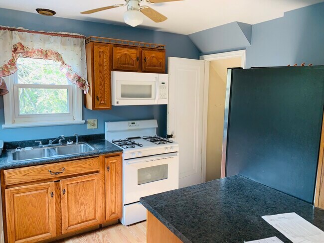 Building Photo - 1015 Willow Dr