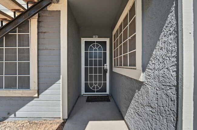 Building Photo - Spacious 3 Bed/2 Bath Home in Lush Crestvi...
