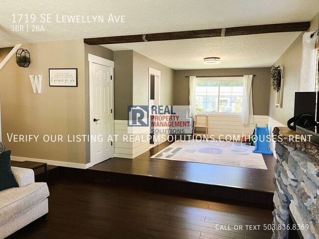 Building Photo - 1719 SE Lewellyn Ave