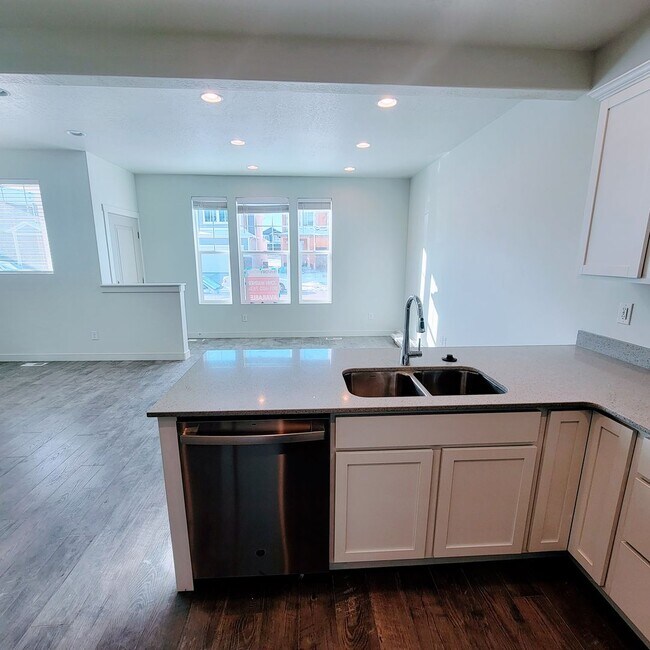 Building Photo - Gorgeous Townhome!!!
