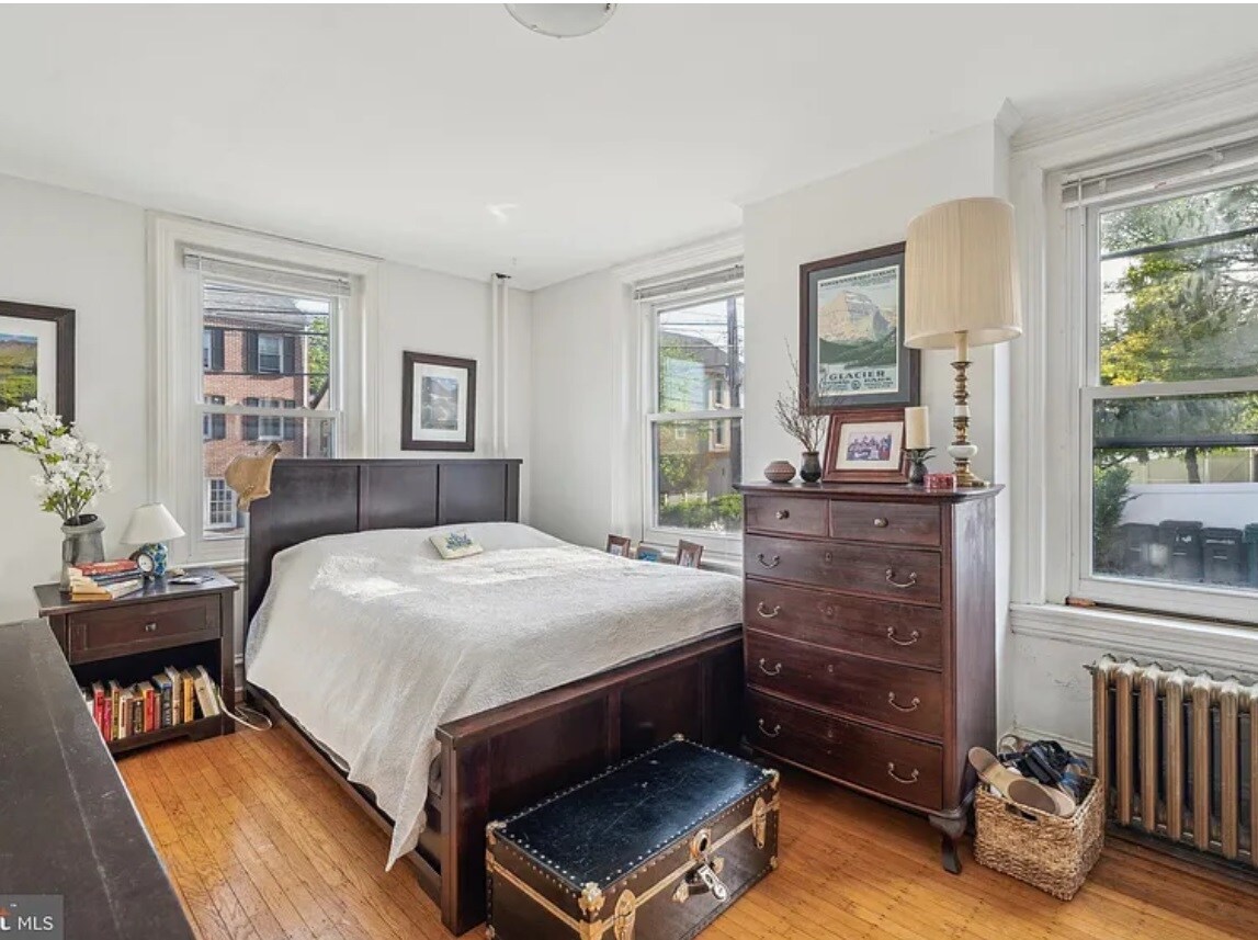 Building Photo - 814 E Hector St