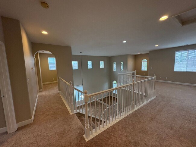 Building Photo - 3116 W Buena Vista Ave