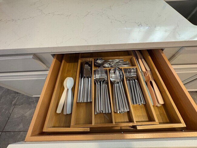 Building Photo - GATED COMMUNITY  |  STONE OAK  |  4 BEDROOMS + HUGE LOFT  |  SMALL LOFT/NURSERY/OFFICE/  |  EXCEL...