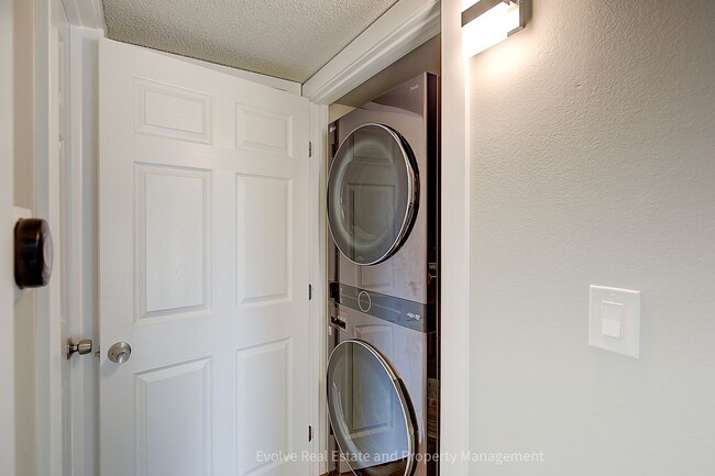 Building Photo - Evolve Real Estate: Top-Floor Condo in Prime Denver Location-Near DTC Available May 1st