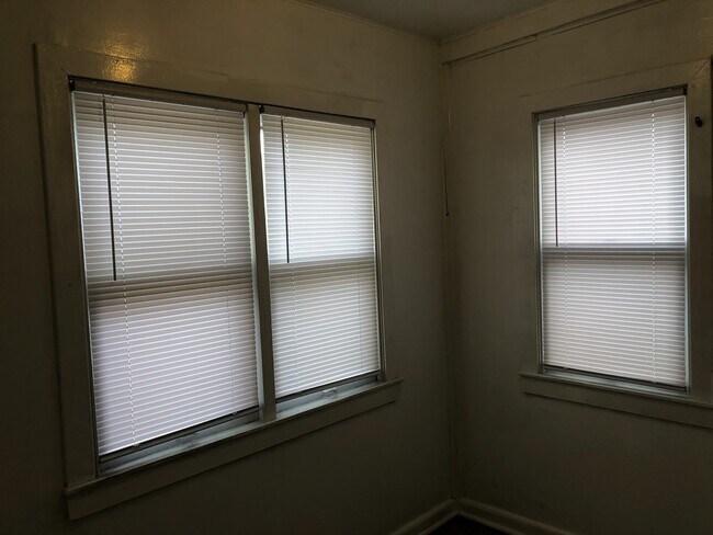 Building Photo - 6841 S Prairie Ave