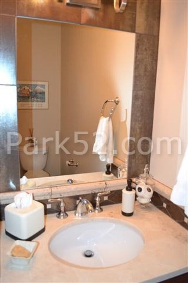 Building Photo - 1 Bed 1.5 Bath Theater District Condo + Am...