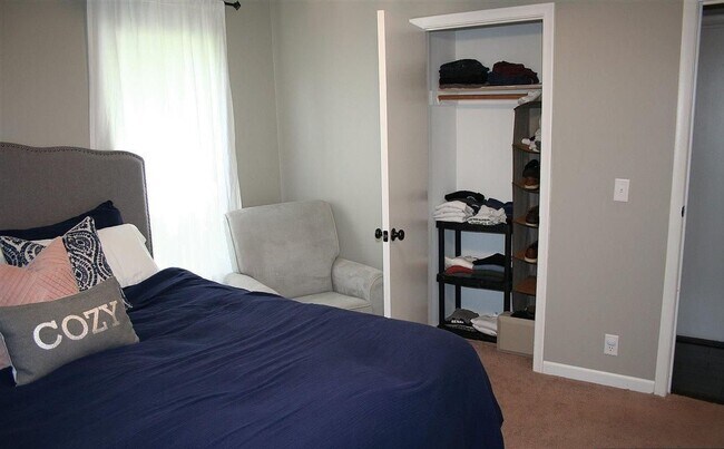 Building Photo - Charming home -  Coming open JUNE 15TH
