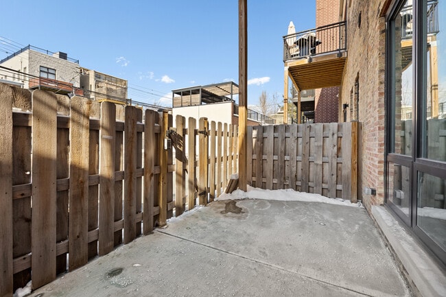 Building Photo - 818 N Wolcott Ave