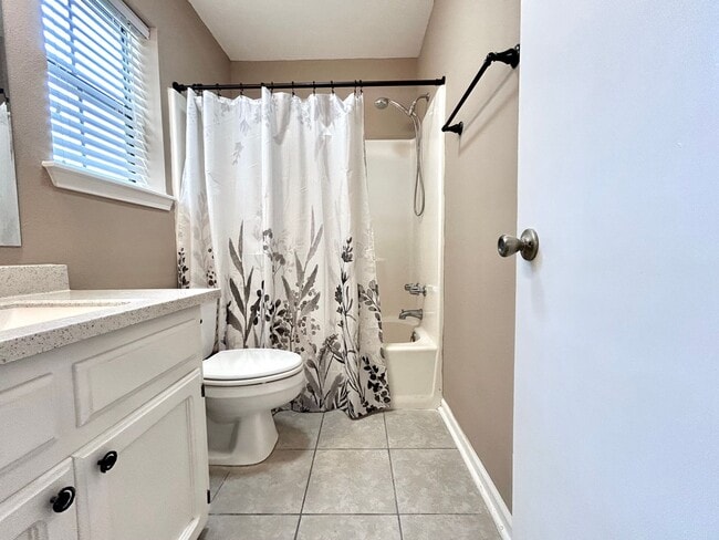 Building Photo - 2 Bedroom Townhouse Located on Siegen Lane...