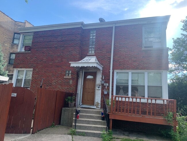 Primary Photo - 6154 N Rockwell St