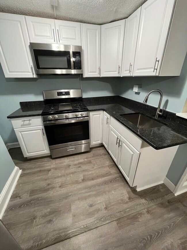 Building Photo - Gorgeous Studio, Second-floor! Apartment i...