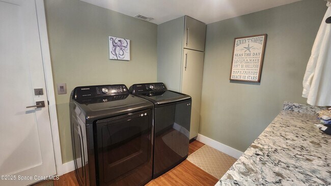 Building Photo - 905 Parkside Pl