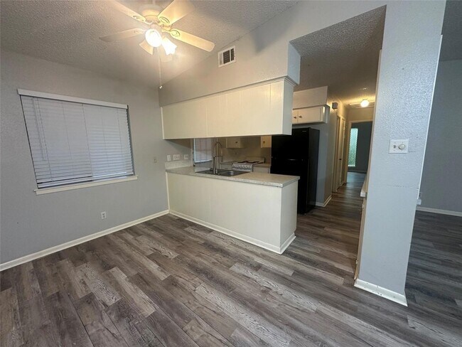 Building Photo - 8910 Little Walnut Pkwy