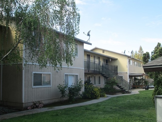 Building Photo - Oak Tree Apartments