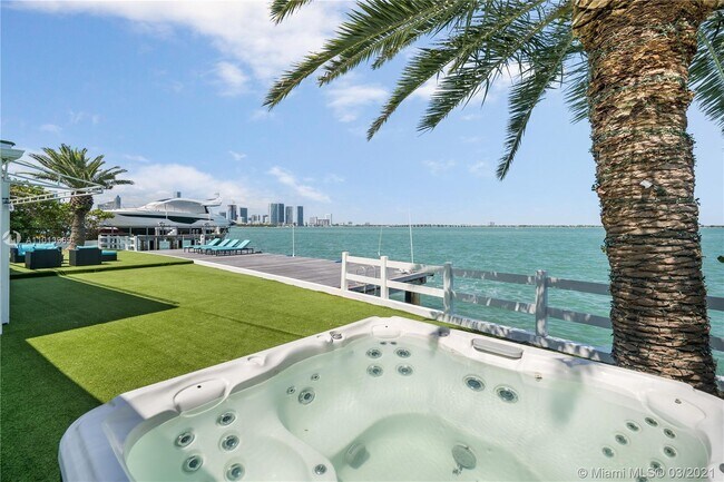 Building Photo - 1413 N Venetian Way